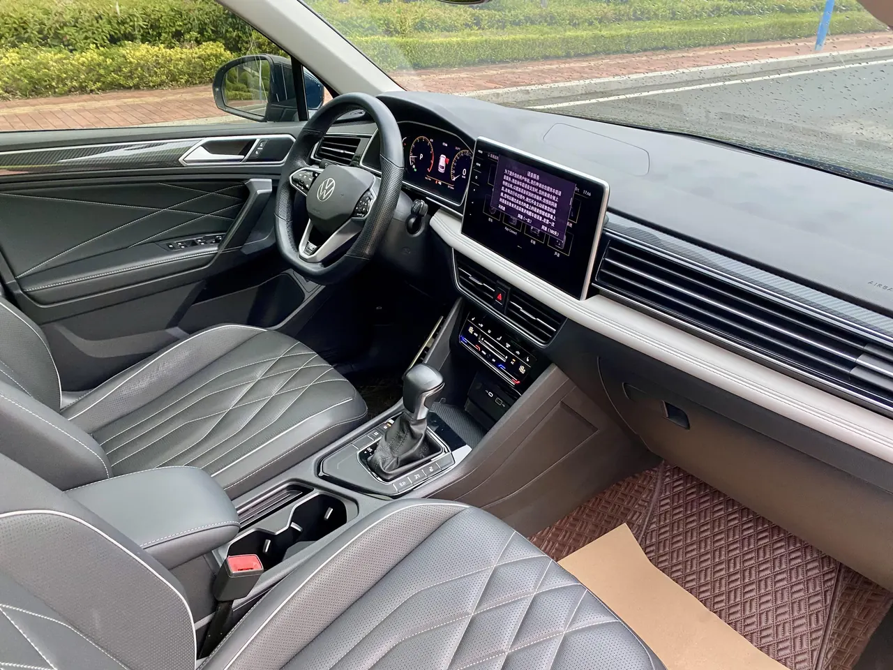 Volkswagen 2022 Tiguan L R-Line 2.0TSI 330TSI Two-Drive R-Line Overdrive Automatic Gear 10