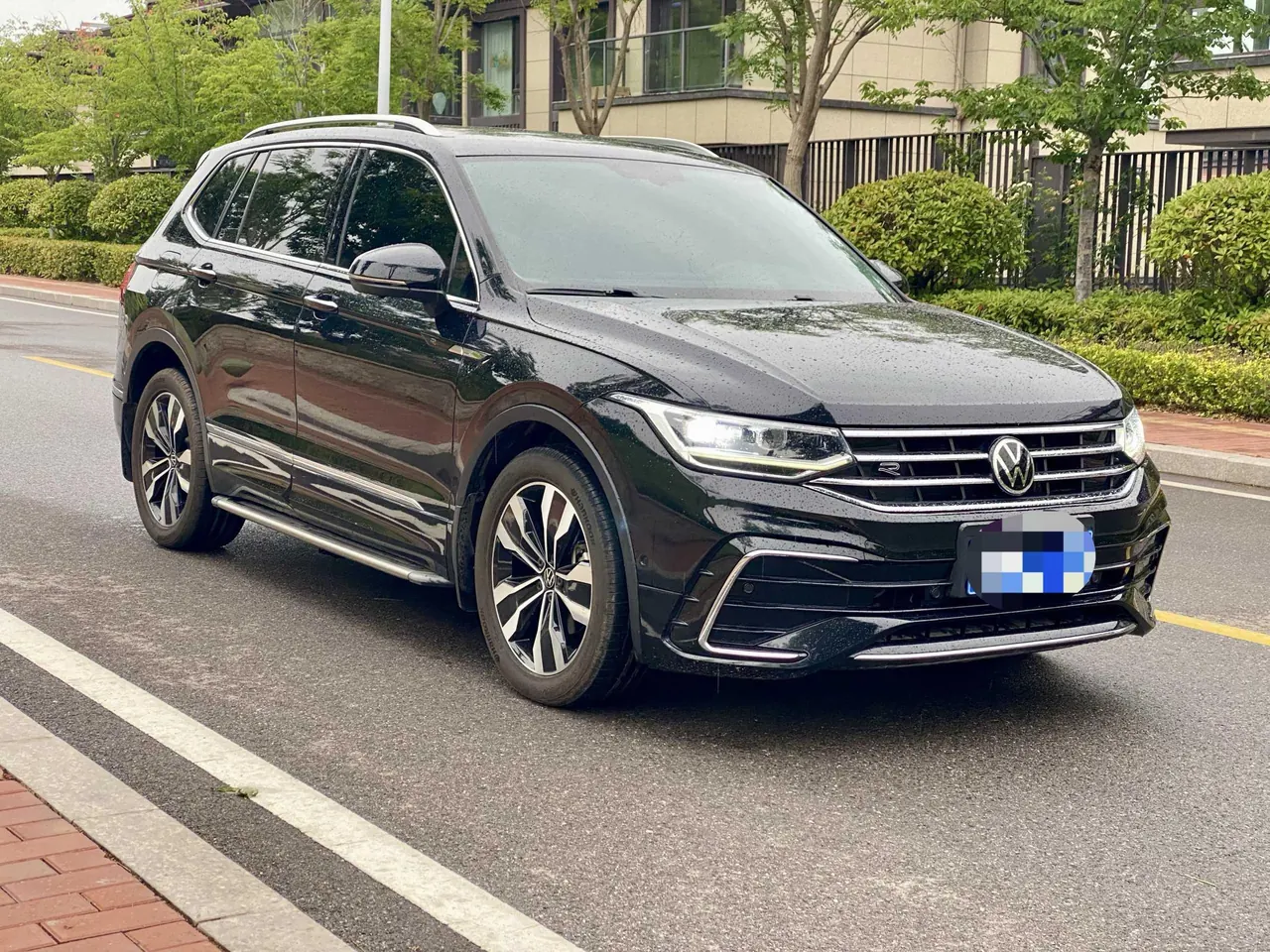 Volkswagen 2022 Tiguan L R-Line 2.0TSI 330TSI Two-Drive R-Line Overdrive Automatic Gear 2