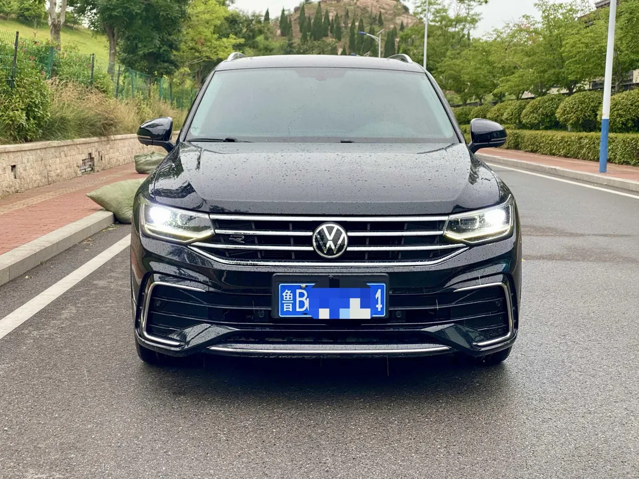 Volkswagen 2022 Tiguan L R-Line 2.0TSI 330TSI Two-Drive R-Line Overdrive Automatic Gear 3