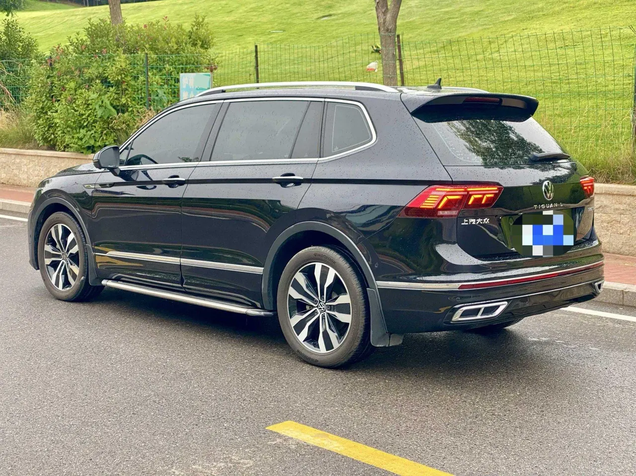 Volkswagen 2022 Tiguan L R-Line 2.0TSI 330TSI Two-Drive R-Line Overdrive Automatic Gear 6