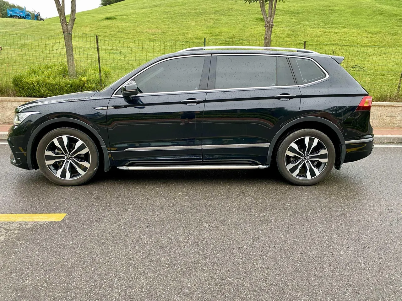 Volkswagen 2022 Tiguan L R-Line 2.0TSI 330TSI Two-Drive R-Line Overdrive Automatic Gear 7
