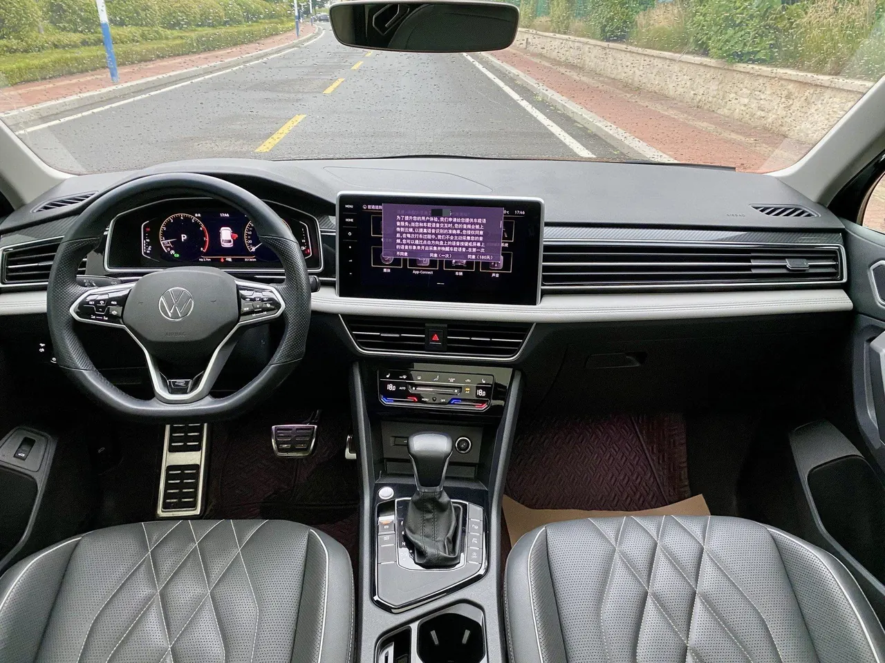 Volkswagen 2022 Tiguan L R-Line 2.0TSI 330TSI Two-Drive R-Line Overdrive Automatic Gear 8