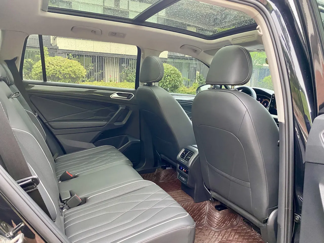 Volkswagen 2022 Tiguan L R-Line 2.0TSI 330TSI Two-Drive R-Line Overdrive Automatic Gear 9