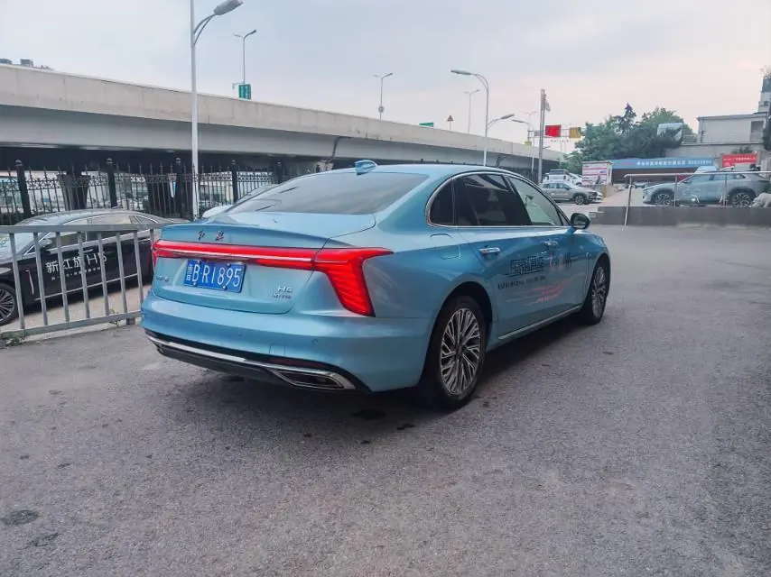 HongQi 2023 H5 2.0T Zhilian Flag Collar Edition Automatic Gear 8