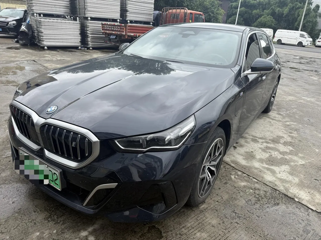BMW 2025 i5 eDrive 35L M sports suit automatic gear - View 1
