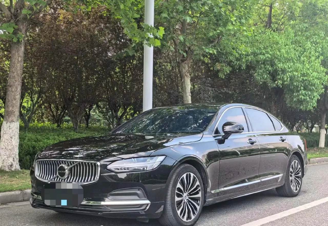 Открыть галерею: Volvo 2023 S90 48V 2.0T B5 Zhiyi Deluxe Edition Automatic Gear