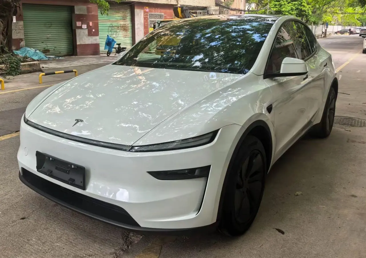 Open image lightbox: Tesla 2026 Model Y long endurance all-wheel drive version automatic transmission