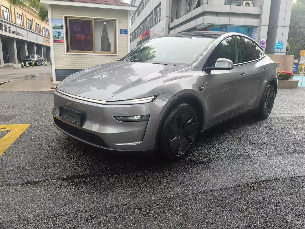 Tesla 2025 Model Y rear-wheel drive version automatic transmission - View 1