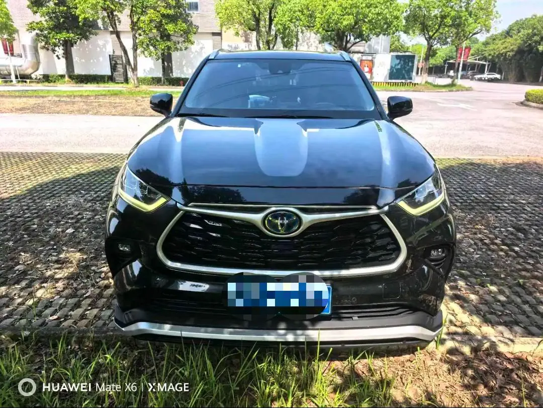 Toyota 2022 Highlander Dual Engine 2.5 Stepless Four-wheel Drive Premium Edition 7-seat Automatic Gear 2