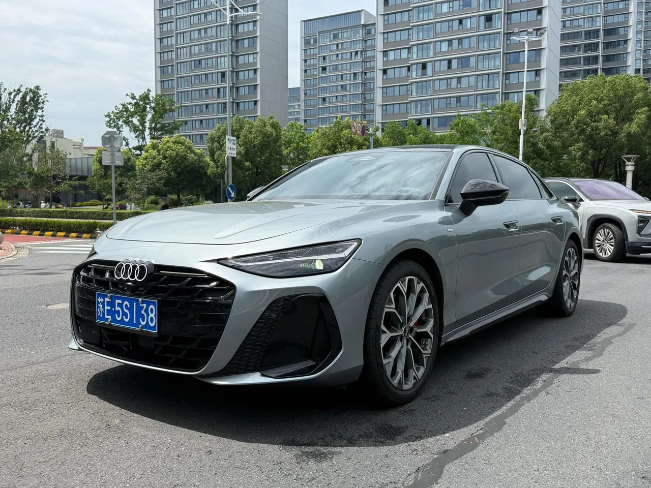 Открыть галерею: Audi 2026 A6L 2.0T Quattro Enjoy Dynamic Automatic