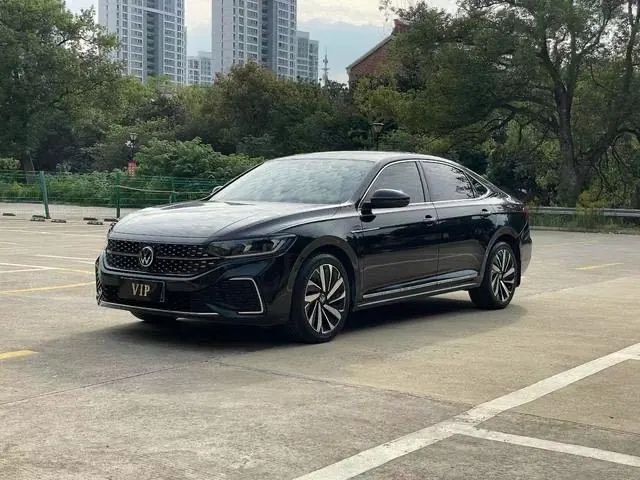 Открыть галерею: Volkswagen 2022 Passat 2.0TSI 330TSI Star Deluxe Edition Automatic Transmission