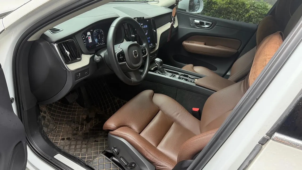 Volvo 2020 XC60 2.0T T5 4-wheel drive Zhiyuan Deluxe Edition Automatic Gear 3