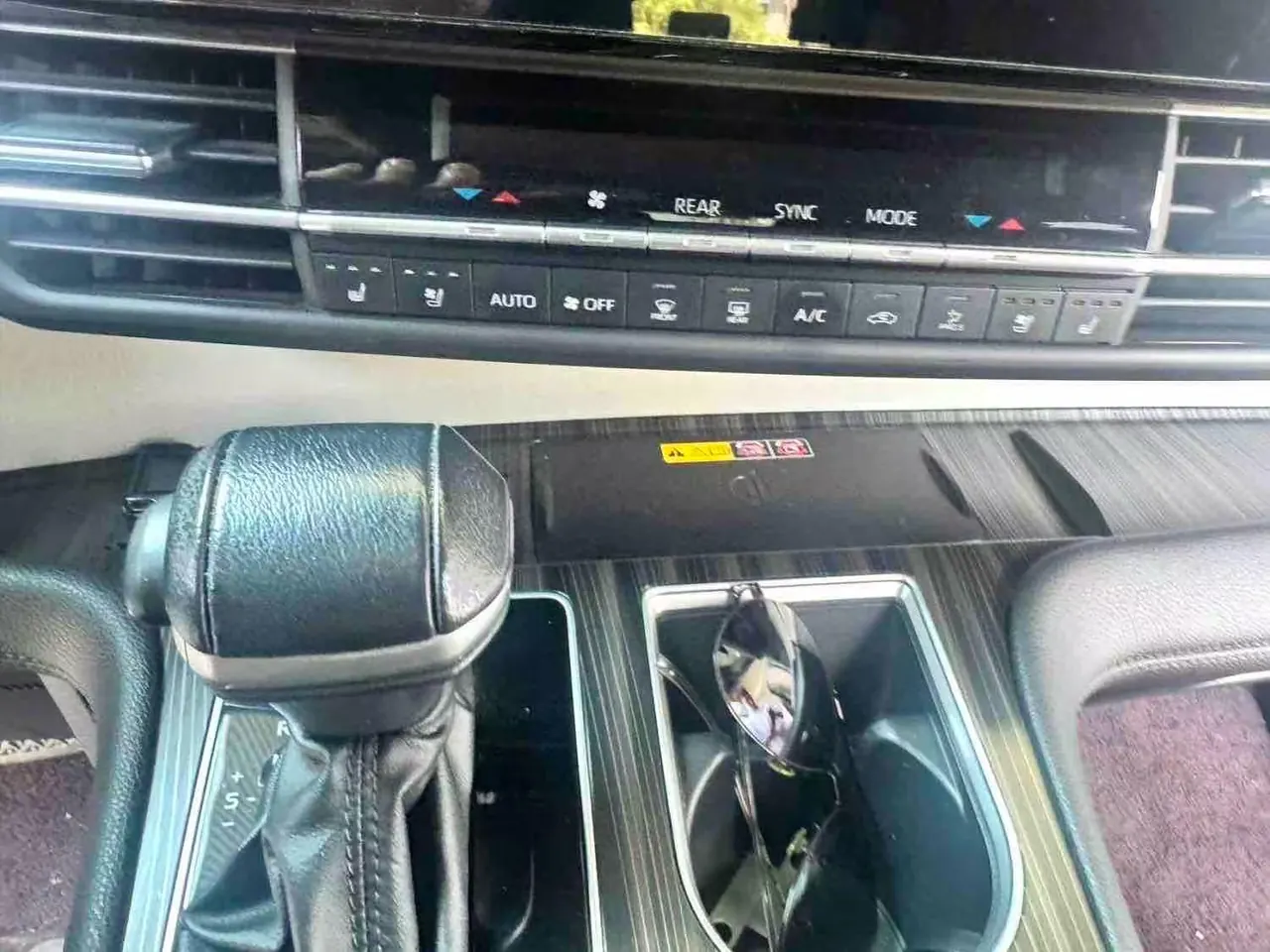 Toyota 2023 Grevia HYBRID 2.5 Stepless Distinguished Welfare PLUS Edition Automatic Gear 2