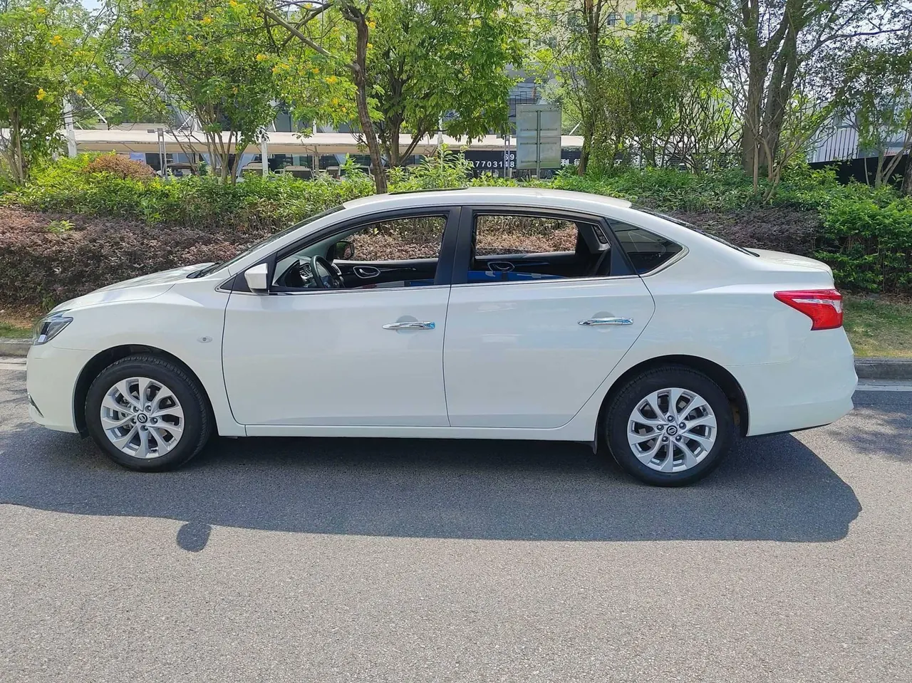 Nissan 2022 Sylphy Classic 1.6 Stepless XL Deluxe Automatic Gear 4
