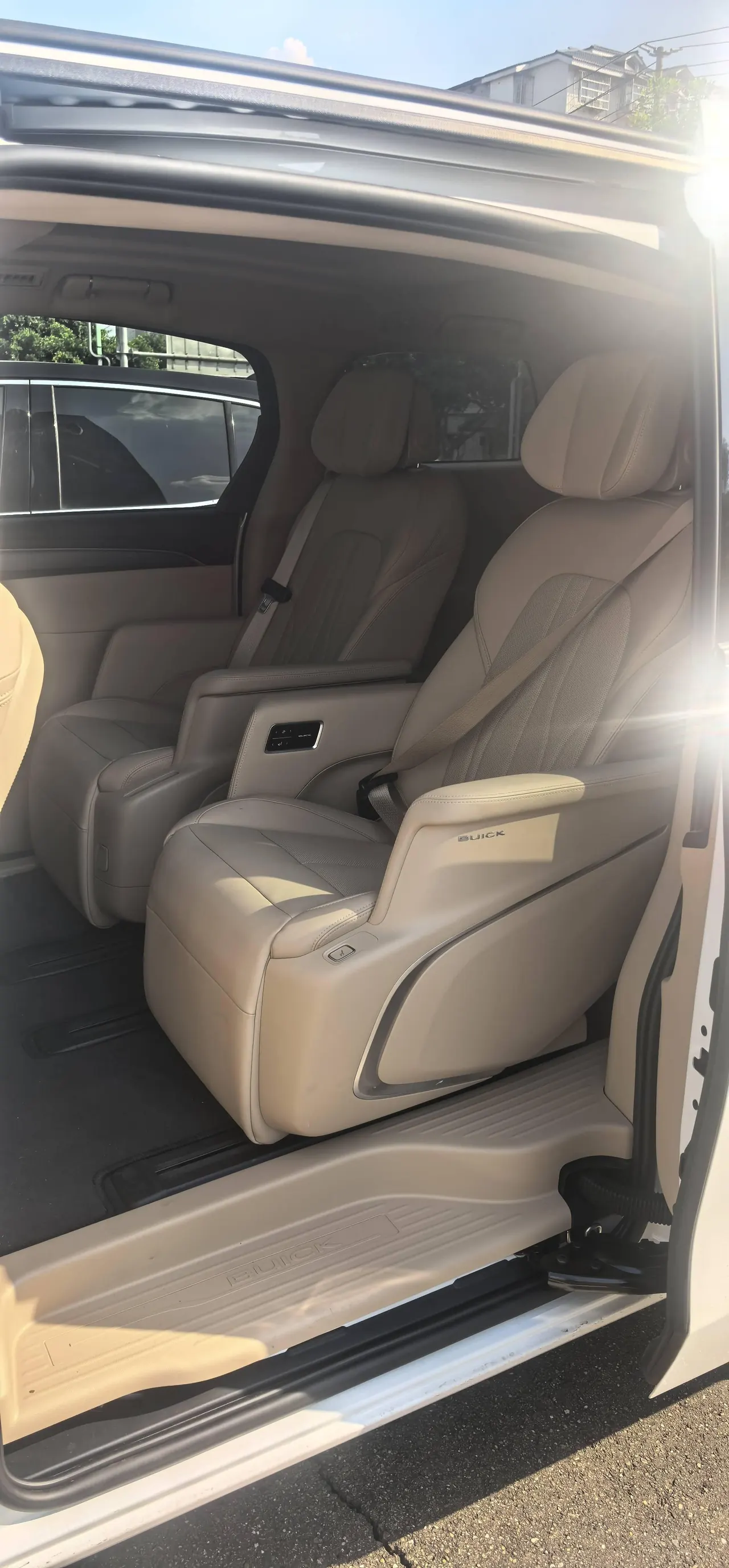 Buick 2025 GL8 Lu Shang 1.5T Premium Edition 7-seat Automatic Gear 5