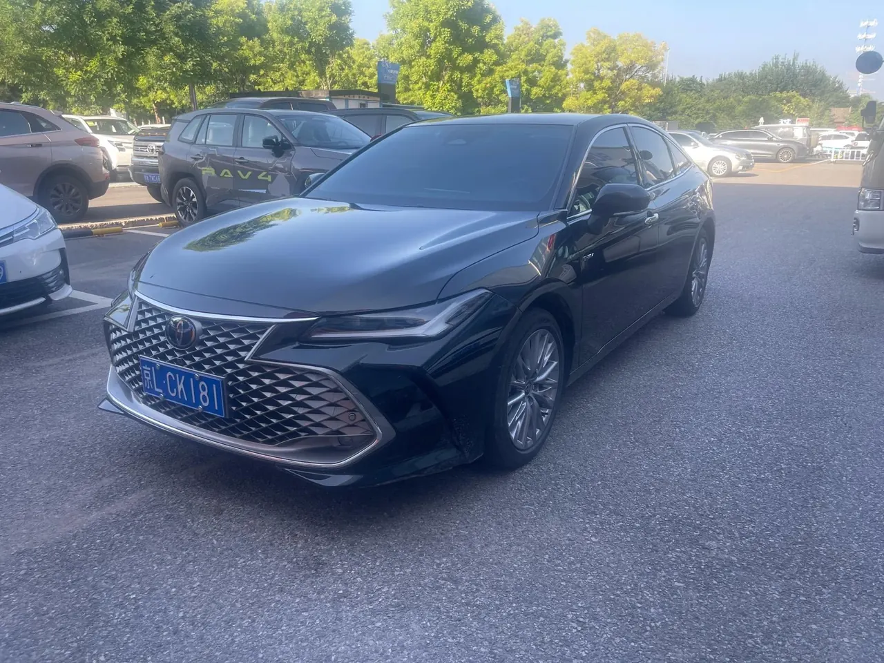 Открыть галерею: Toyota 2024 Asian Dragon Double Engine 2.5 Stepless XLE Premium Automatic Gear