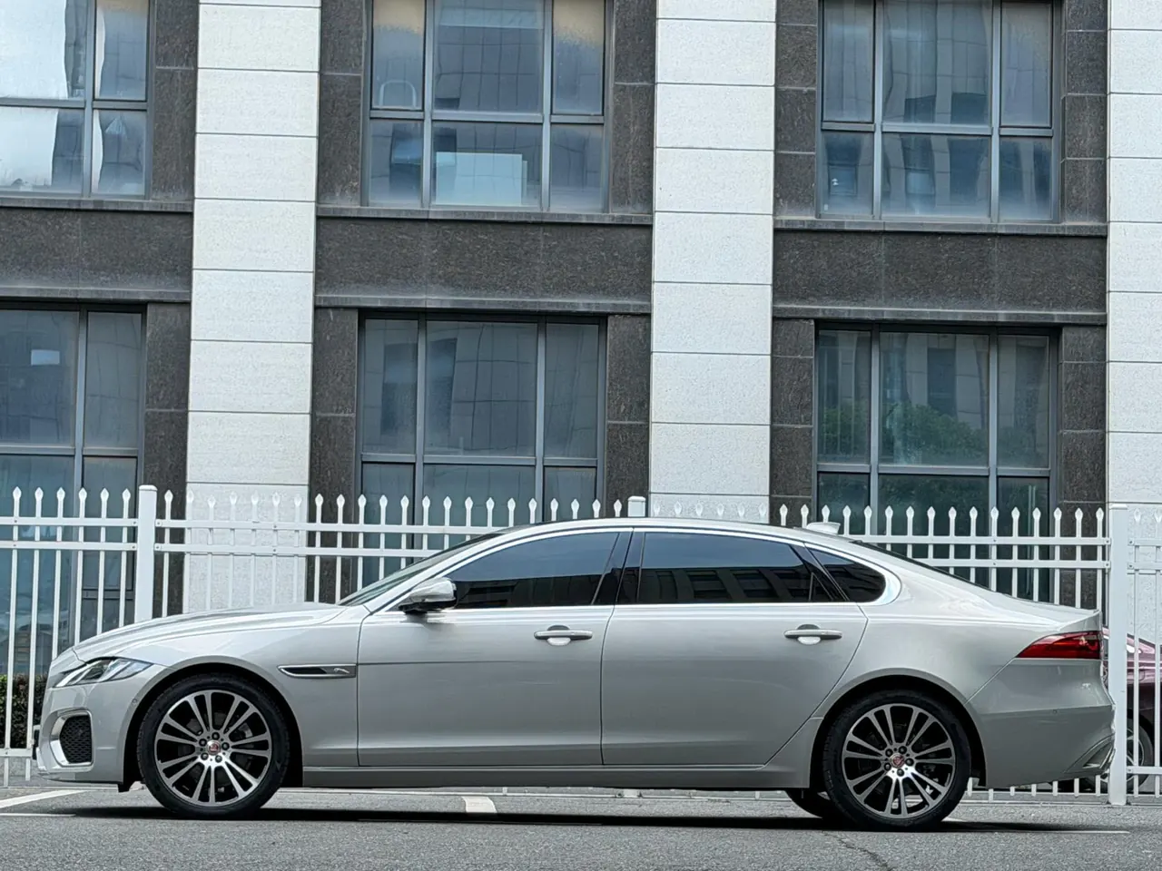 Jaguar 2024 XFL 2.0T P 12500.00g Drive Enjoy Deluxe Edition Automatic Gear 3
