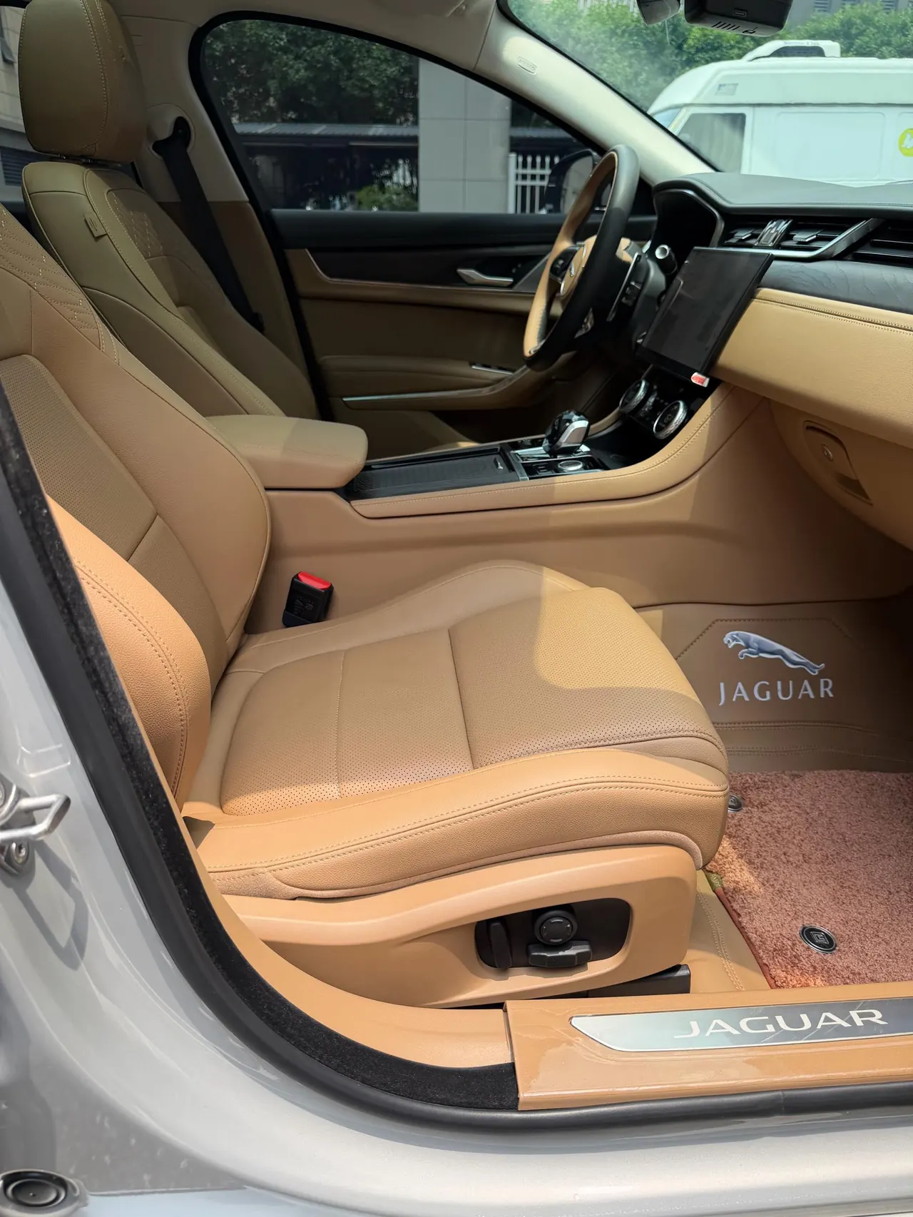 Jaguar 2024 XFL 2.0T P 12500.00g Drive Enjoy Deluxe Edition Automatic Gear 8