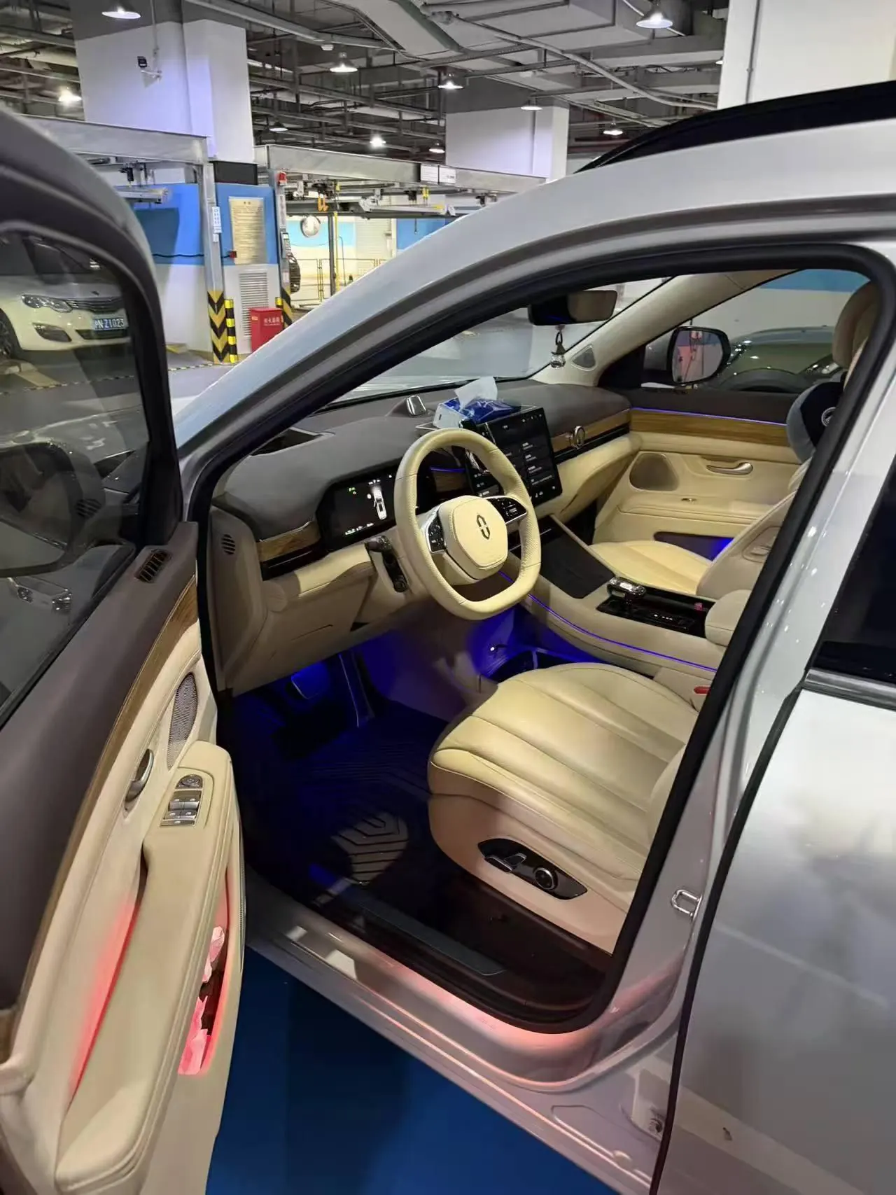 AITO 2024 AITO M7 Smart Drive Four-wheel Drive Max Edition 6-seat Automatic Gear 3