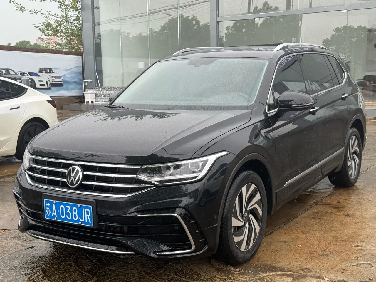 Volkswagen 2024 Tiguan L R-Line 2.0TSI 330TSI Two‑wheel‑drive R‑Line Dragon Glory Edition Automatic - View 1