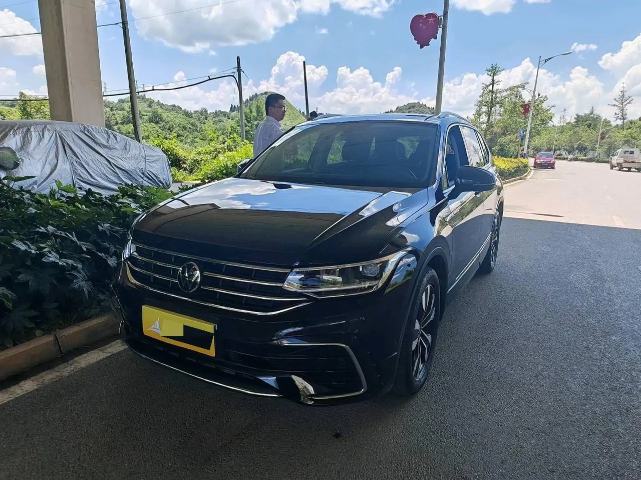 Volkswagen 2024 Tiguan L R-Line 2.0TSI 330TSI Two-Drive R-Line Overdrive Automatic Gear - View 1