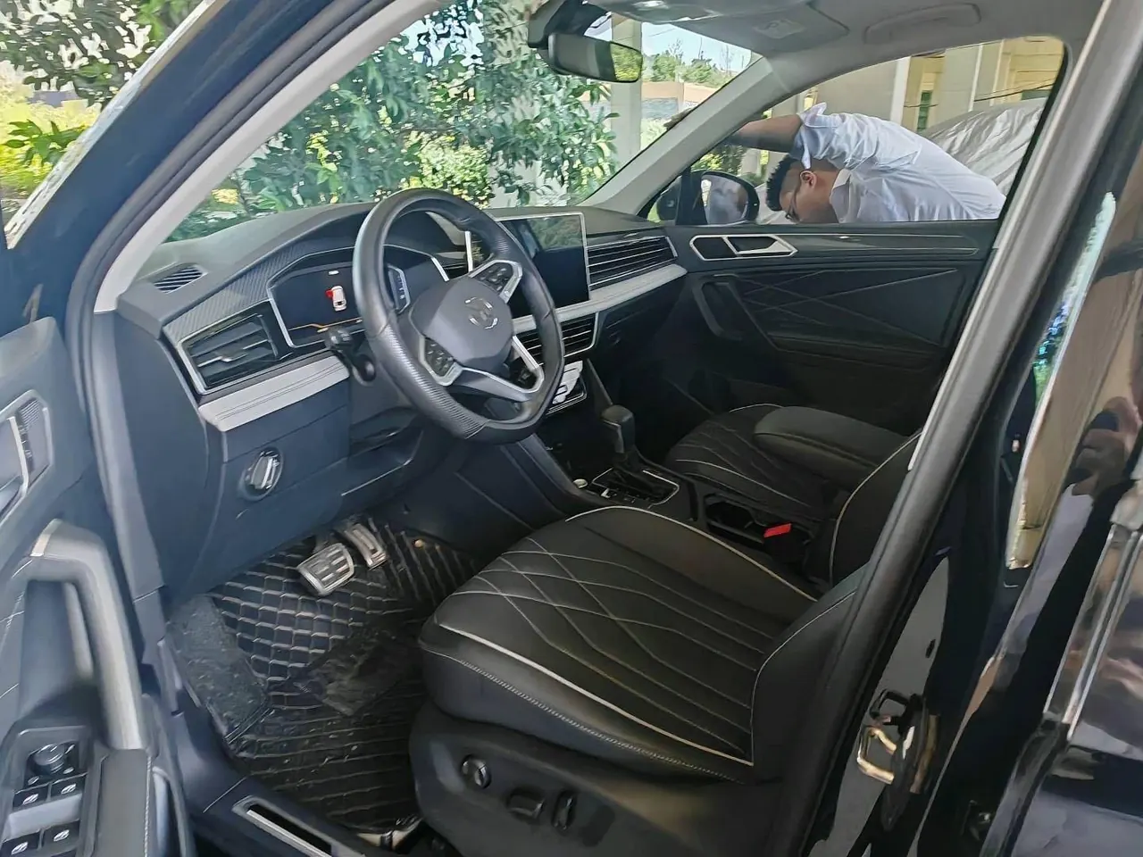 Volkswagen 2024 Tiguan L R-Line 2.0TSI 330TSI Two-Drive R-Line Overdrive Automatic Gear 3