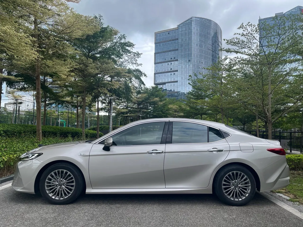 Toyota 2024 Camry Dual Engine 2.0HG Stepless Premium Edition Automatic Gear 2