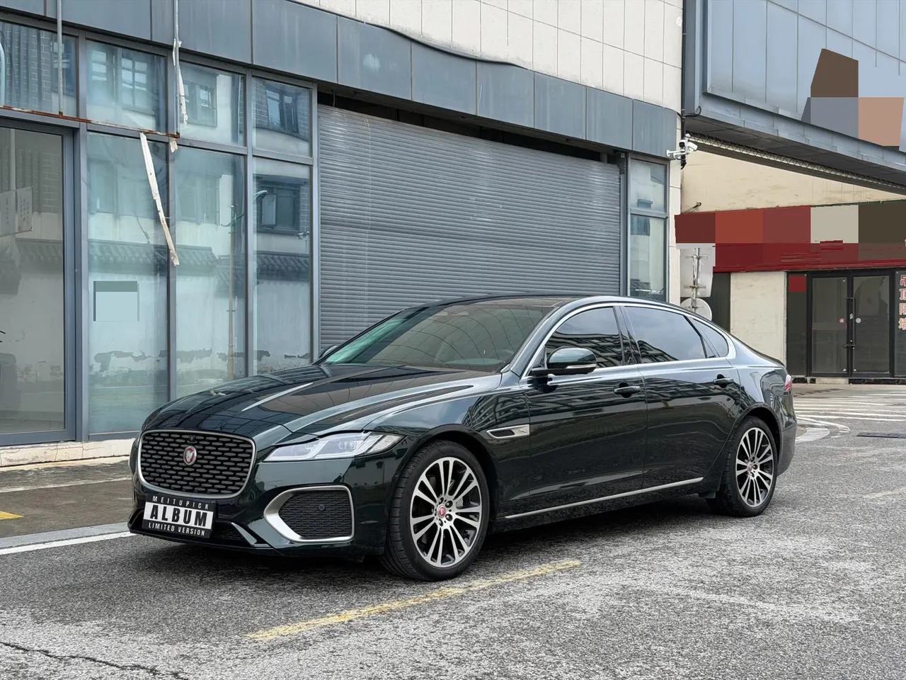 Open image lightbox: Jaguar 2024 XFL 2.0T P 12500.00g Drive Enjoy Deluxe Edition Automatic Gear