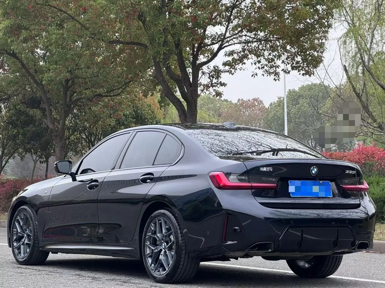 BMW 3 Series 2025 model 330i 2.0T M Sport Night Edition with automatic transmission 3