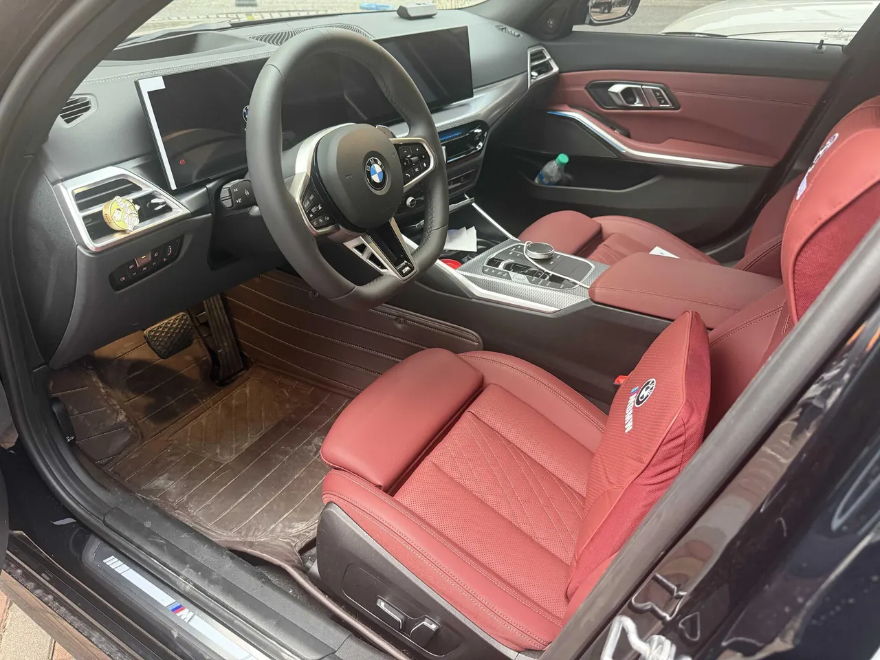 BMW 3 Series 2025 model 330i 2.0T M Sport Night Edition with automatic transmission 4