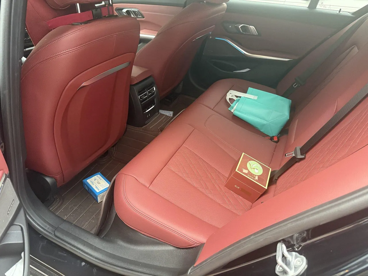BMW 3 Series 2025 model 330i 2.0T M Sport Night Edition with automatic transmission 5