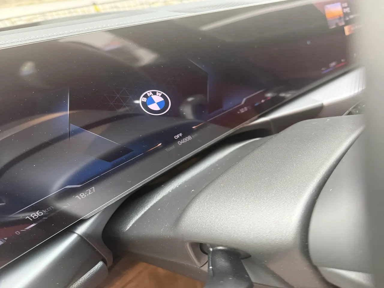 BMW 3 Series 2025 model 330i 2.0T M Sport Night Edition with automatic transmission 7