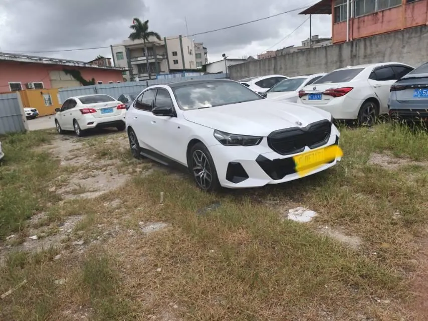 BMW 2024 i5 eDrive 35L M sports suit automatic gear 2