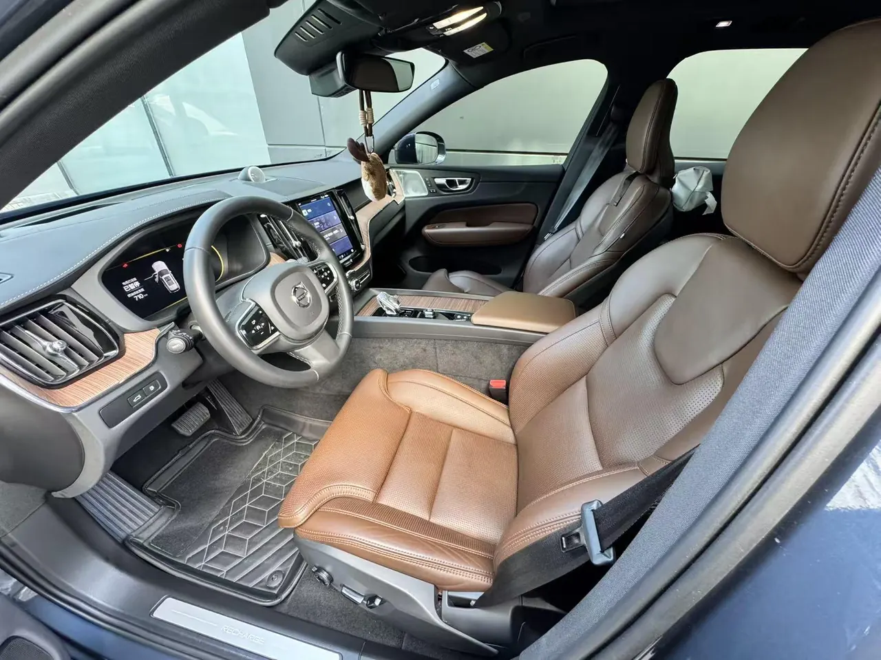 Volvo XC60 New Energy 2024 XC60 PHEV 2.0T T8 Long Endurance Four-wheel Drive Zhiya Deluxe Edition Automatic Gear 4