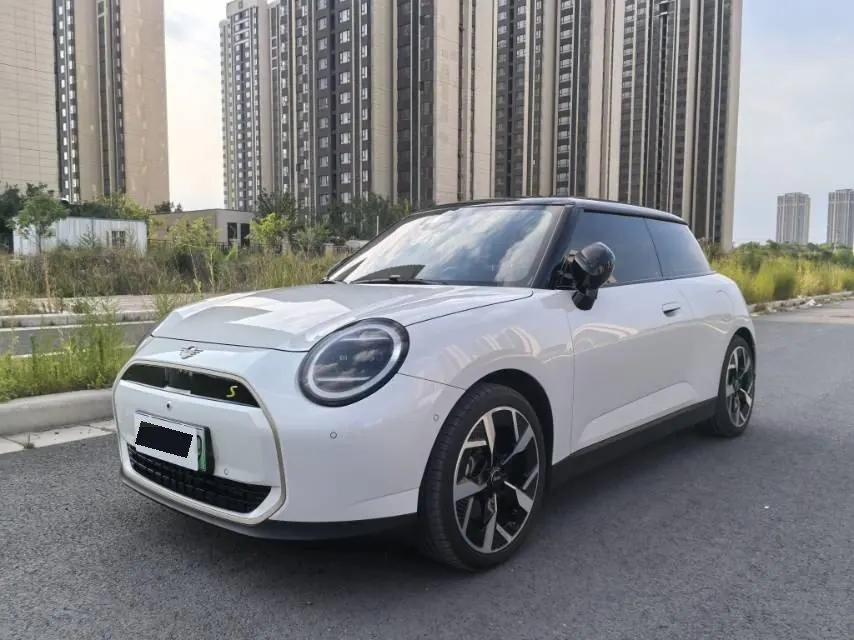Open image lightbox: MINI 2024 Mini Cooper SE 452km Cooper SE Artist Automatic