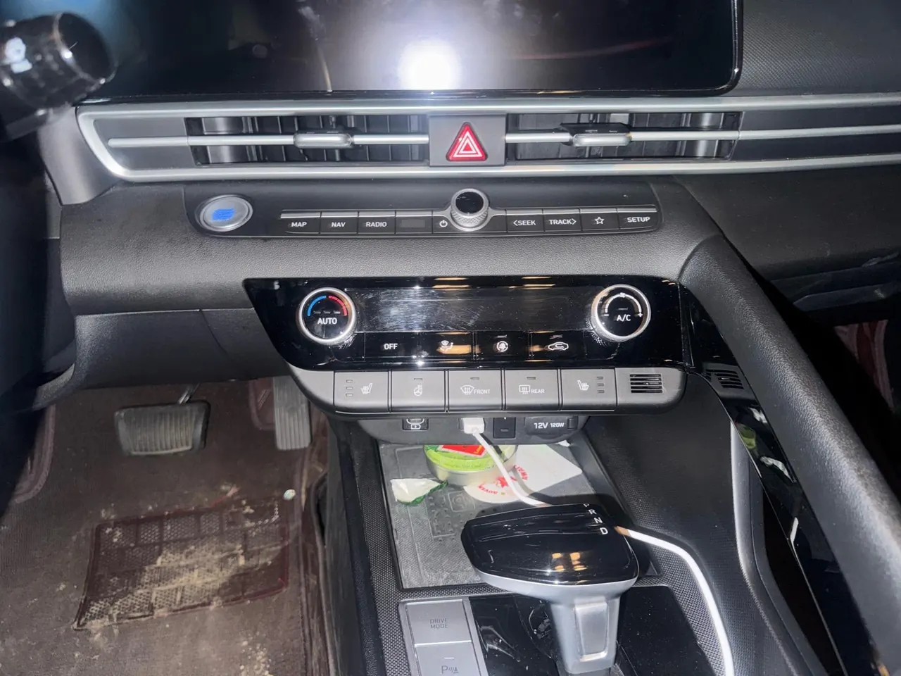 Hyundai 2023 Elantra -3-compartment 1.5 stepless LUX premium automatic gear 5