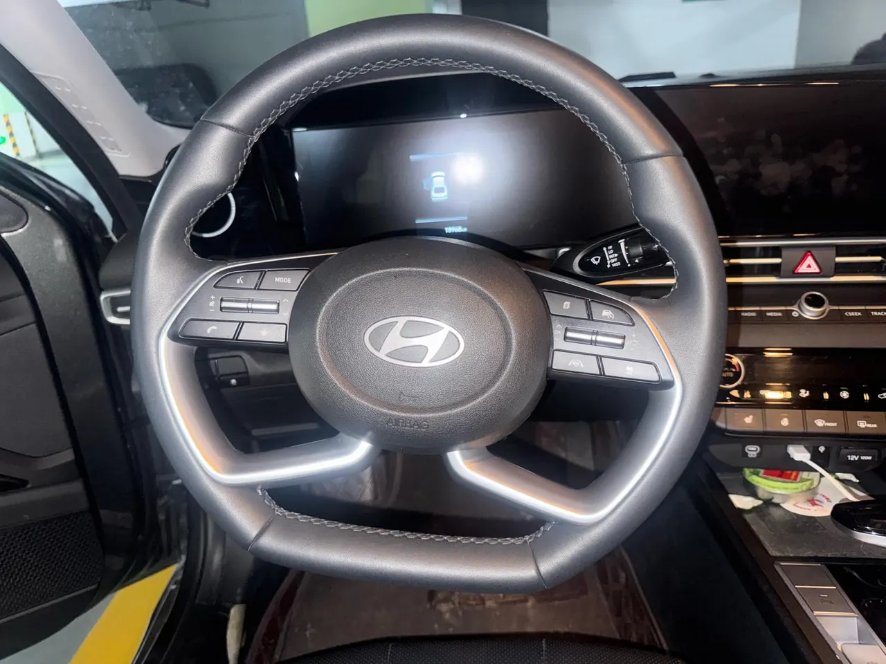 Hyundai 2023 Elantra -3-compartment 1.5 stepless LUX premium automatic gear 6