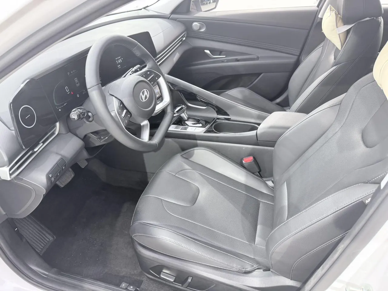 Hyundai 2023 Elantra -3-compartment 1.5 stepless LUX premium automatic gear 10