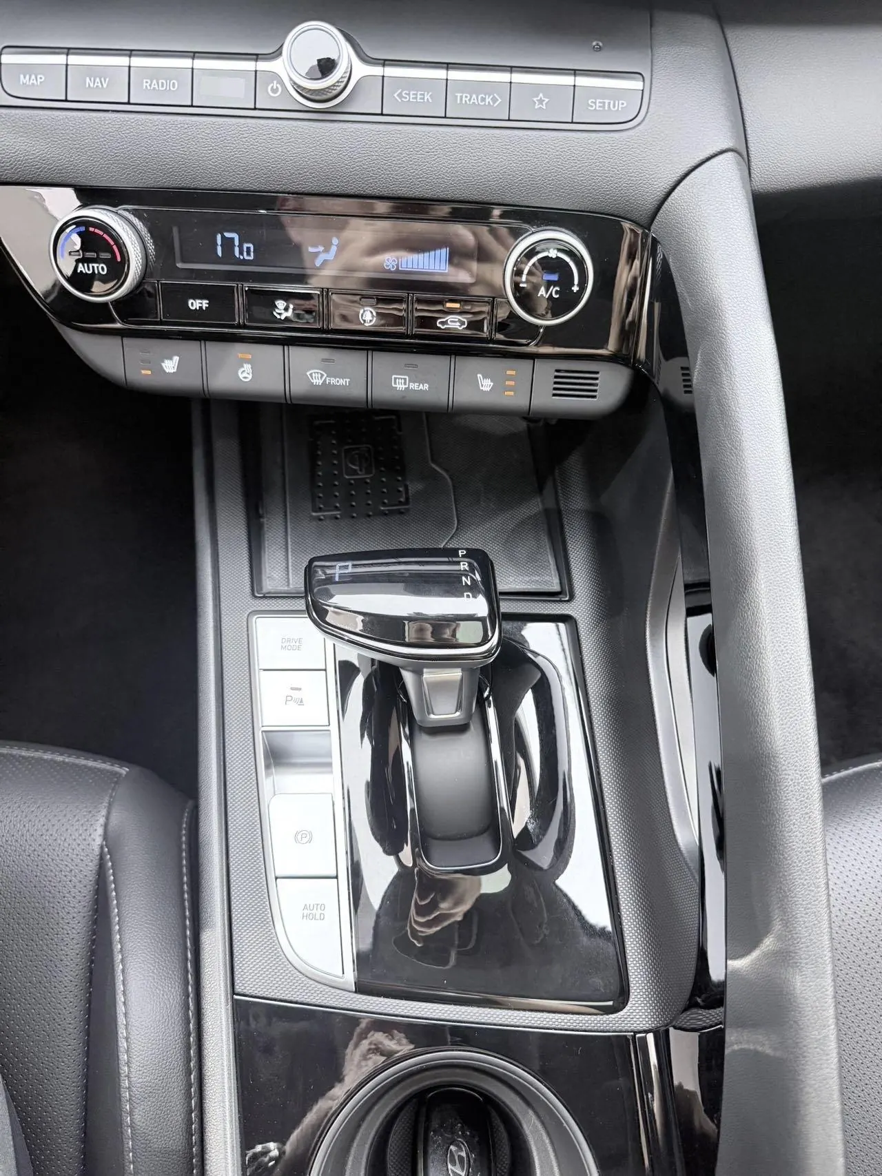 Hyundai 2023 Elantra -3-compartment 1.5 stepless LUX premium automatic gear 8