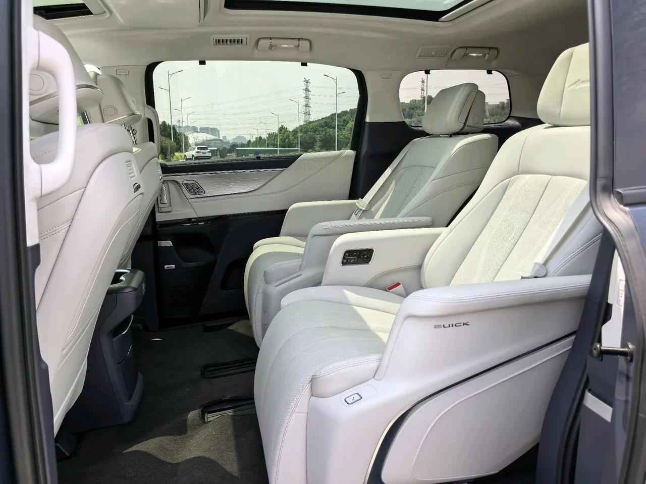 Buick 2026 GL8 Lu Zun PHEV 1.5T Luxury Edition Automatic Gear 5
