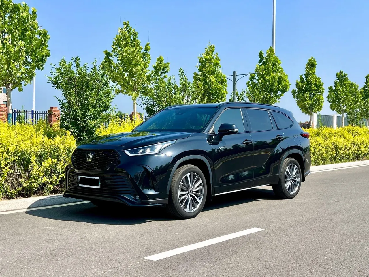 Toyota 2024 Crown Land Release HEV 2.5 Stepless Four-wheel Drive Premium Edition Automatic Gear - View 1