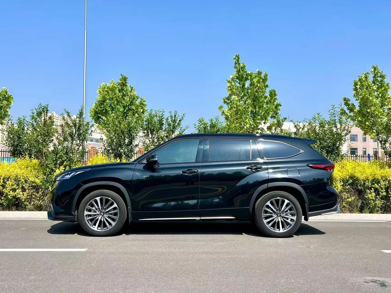 Toyota 2024 Crown Land Release HEV 2.5 Stepless Four-wheel Drive Premium Edition Automatic Gear 8