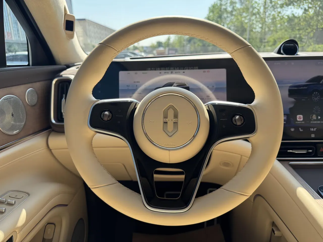 AITO 2025 AITO M9 extended range Ultra version 52kWh6 seat version automatic gear 4