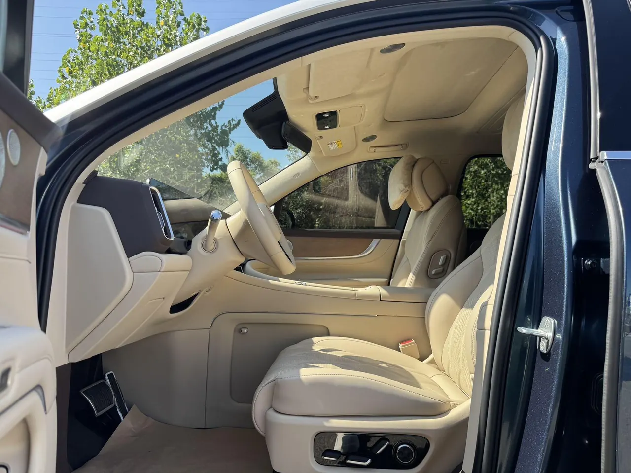 AITO 2025 AITO M9 extended range Ultra version 52kWh6 seat version automatic gear 6