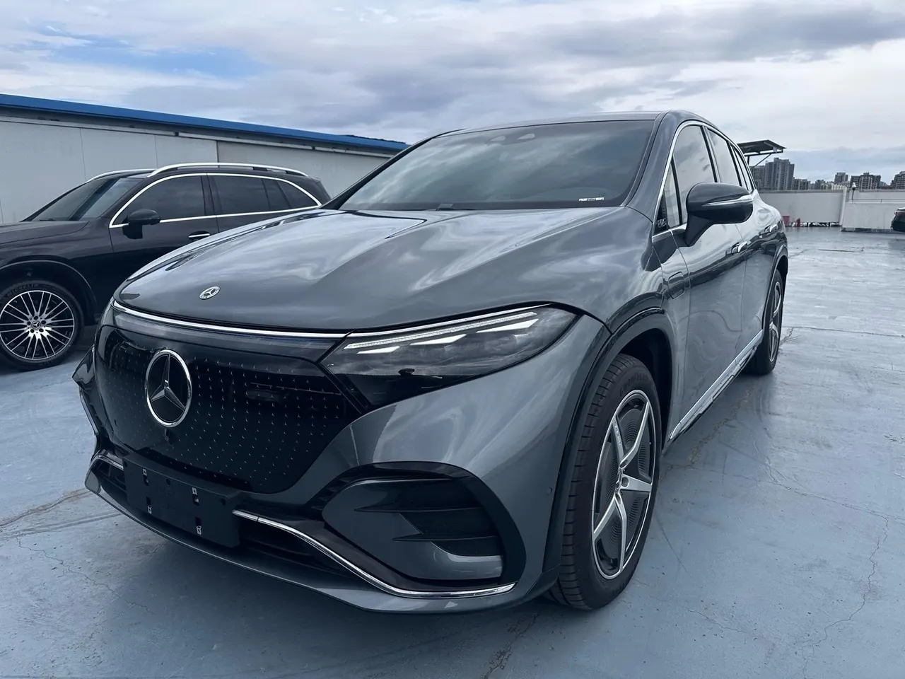 Открыть галерею: Mercedes Benz EQS SUV (Imported) 2023 EQS SUV 450 4MATIC Pioneer Edition Automatic Gear