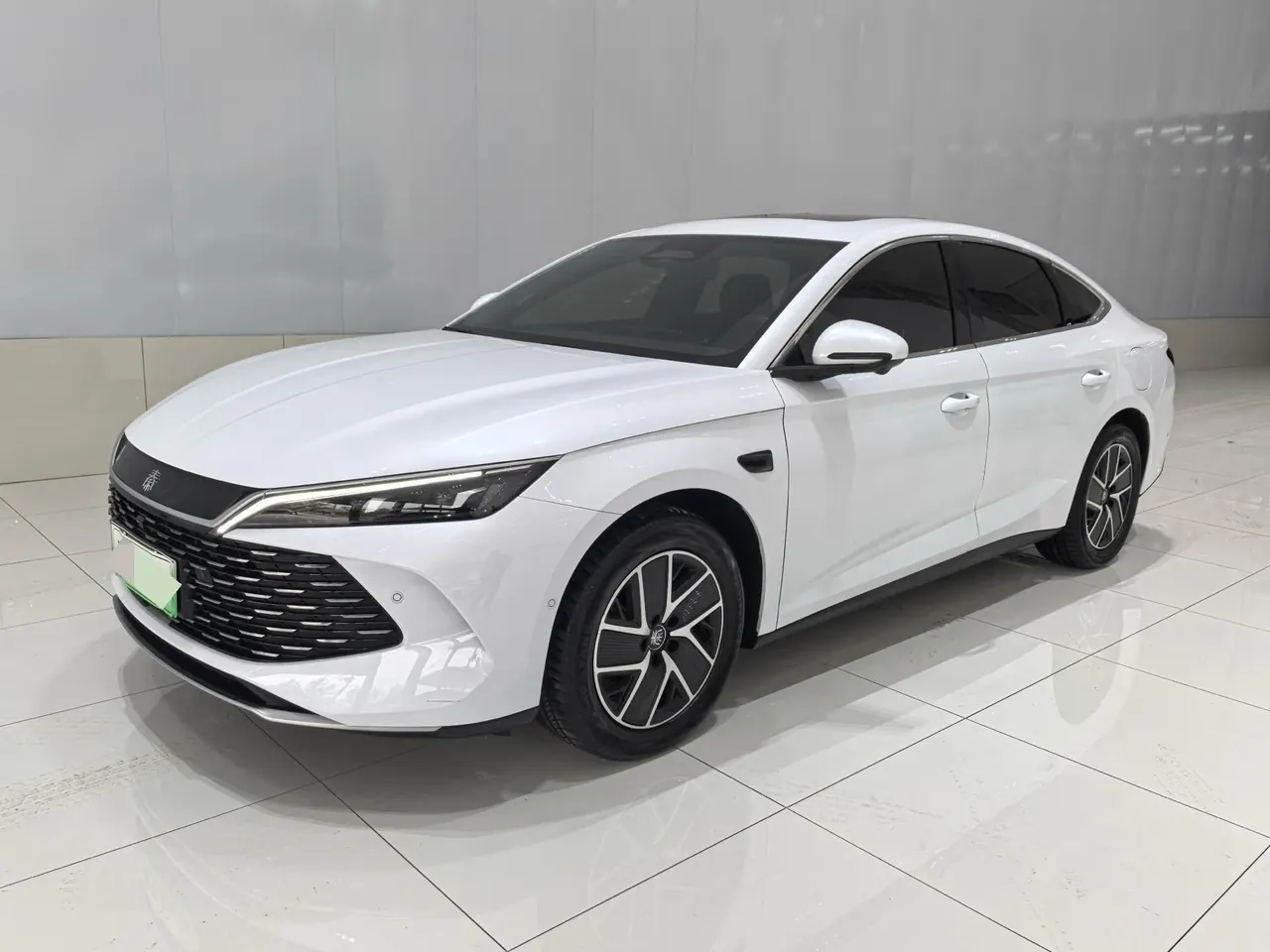 BYD 2025 Qin L DM-i 1.5 stepless smart driving version 120KM Exceed automatic gear - View 1
