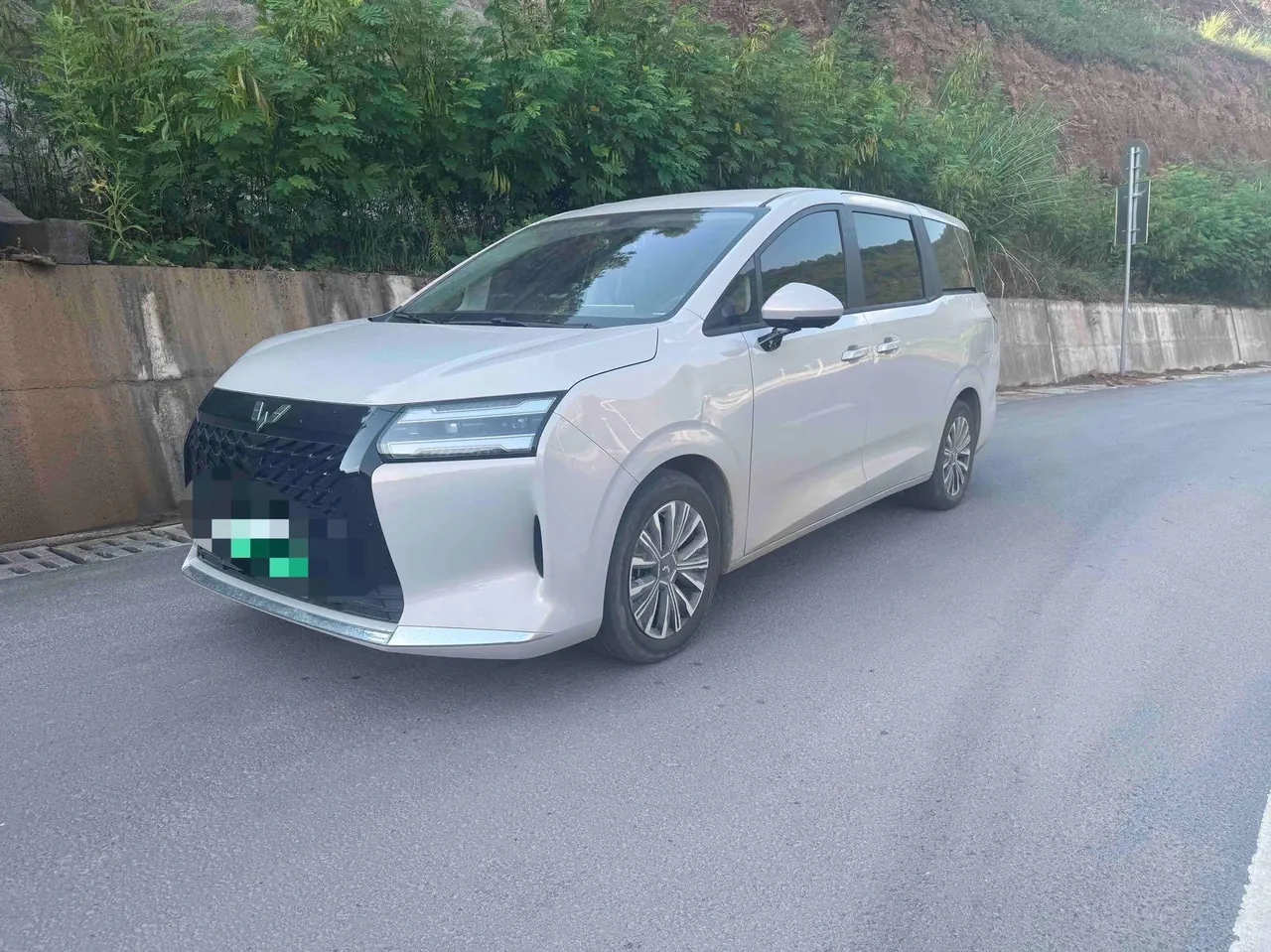 WuLing 2025 Starlight 730 1.5 Stepless 125km Luxury Automatic Transmission - View 1