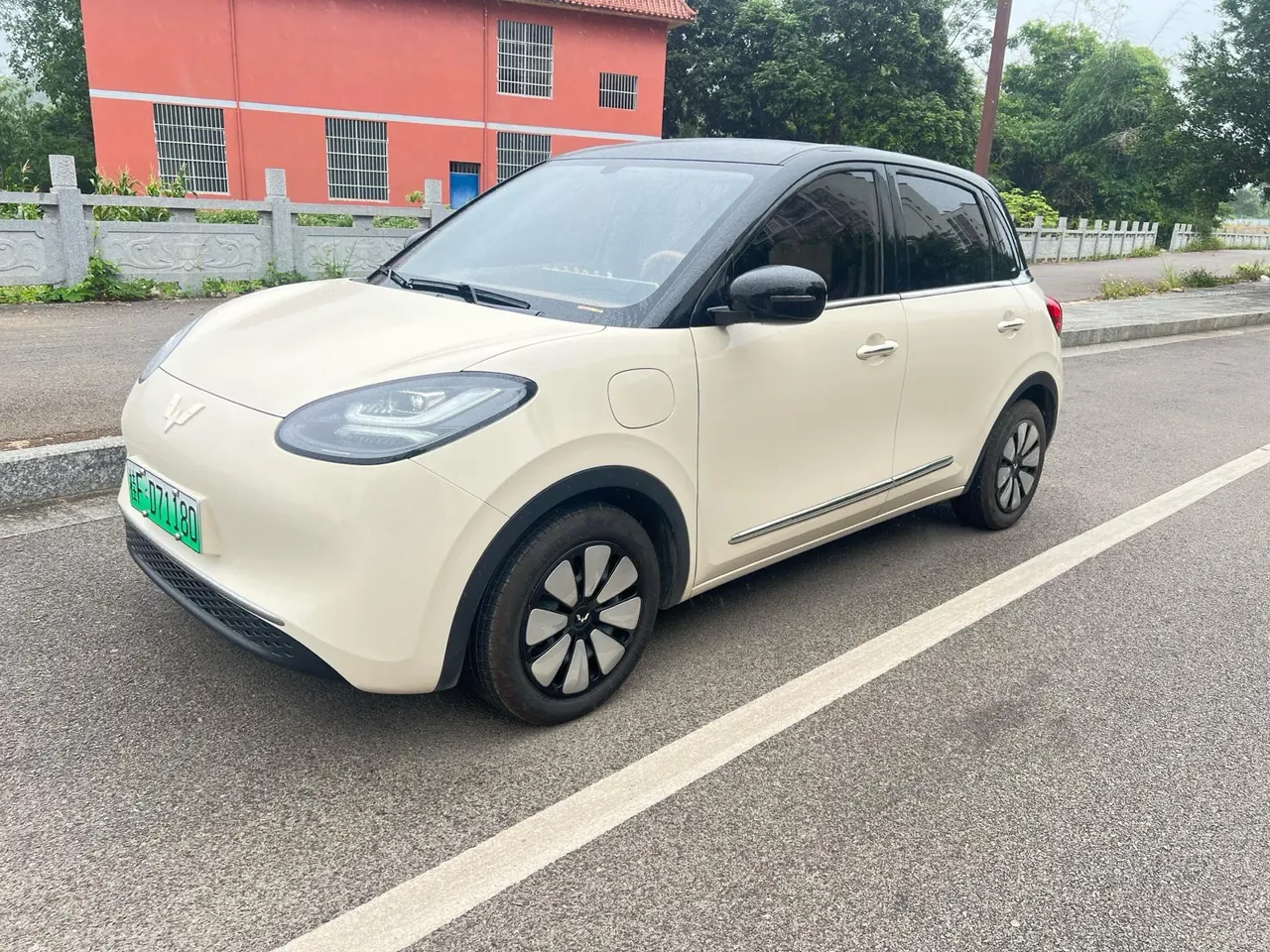 WuLing 2025 Plantronics 333km LingBox Connected Automatic Gear - View 1