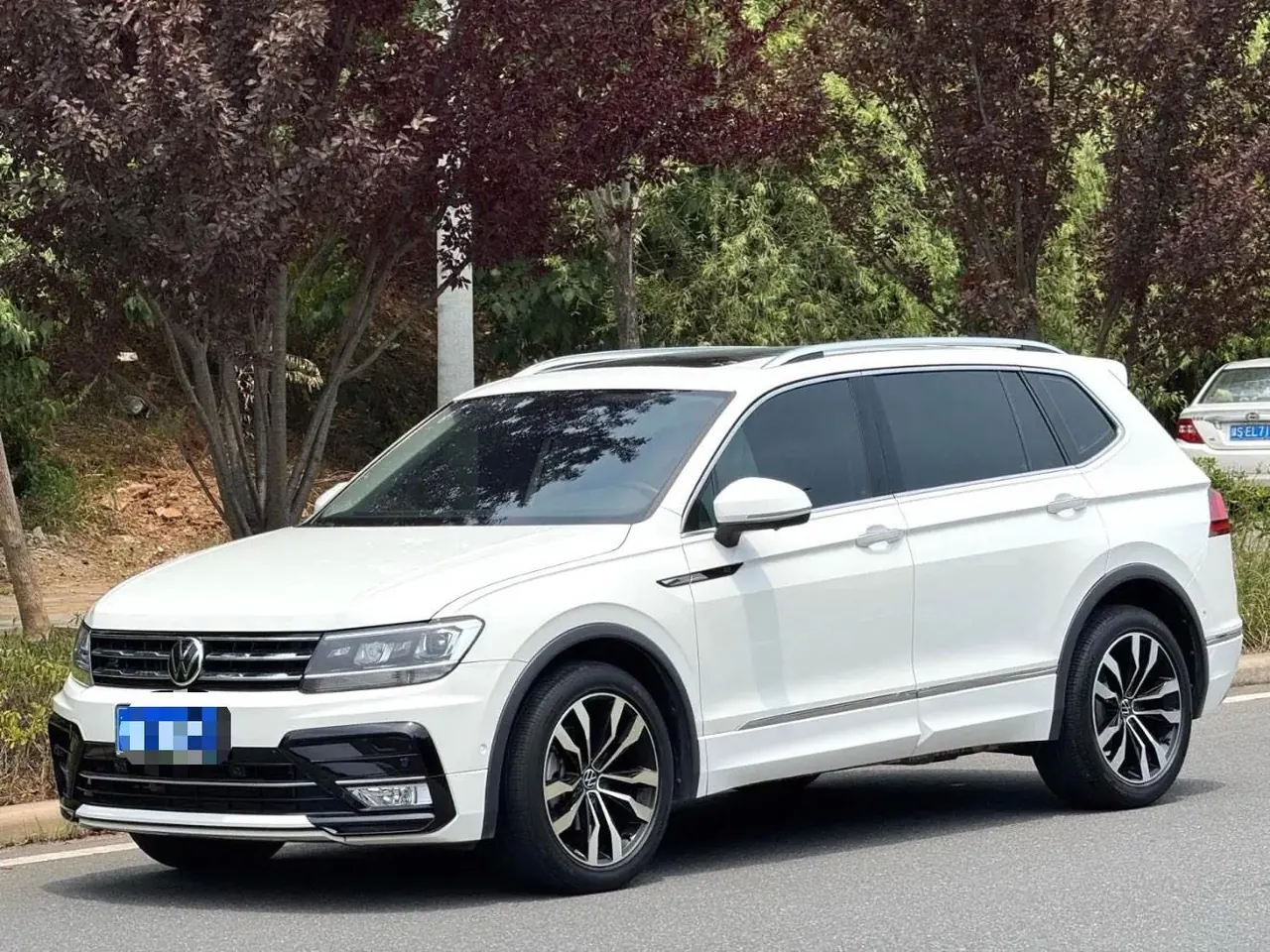 Volkswagen 2021 Tiguan L R-Line 2.0TSI 330TSI Two-Drive Overdrive Automatic Gear - View 1