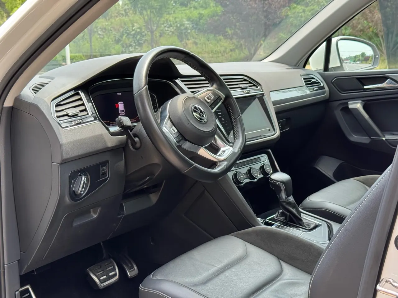 Volkswagen 2021 Tiguan L R-Line 2.0TSI 330TSI Two-Drive Overdrive Automatic Gear 4